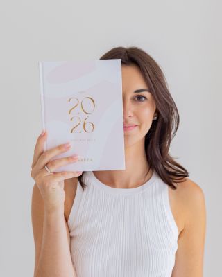 Design Soft Serenity 🩷 Jako každý rok nemohl chybět design do růžová. Kombinace světle růžové a bílých linií nás tak moc...