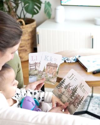 Dvojjazyčné (česko-anglické) obrázkové kartičky s názvy a ilustracemi zvířátek z celého světa. Balení obsahuje 28 kartiček...